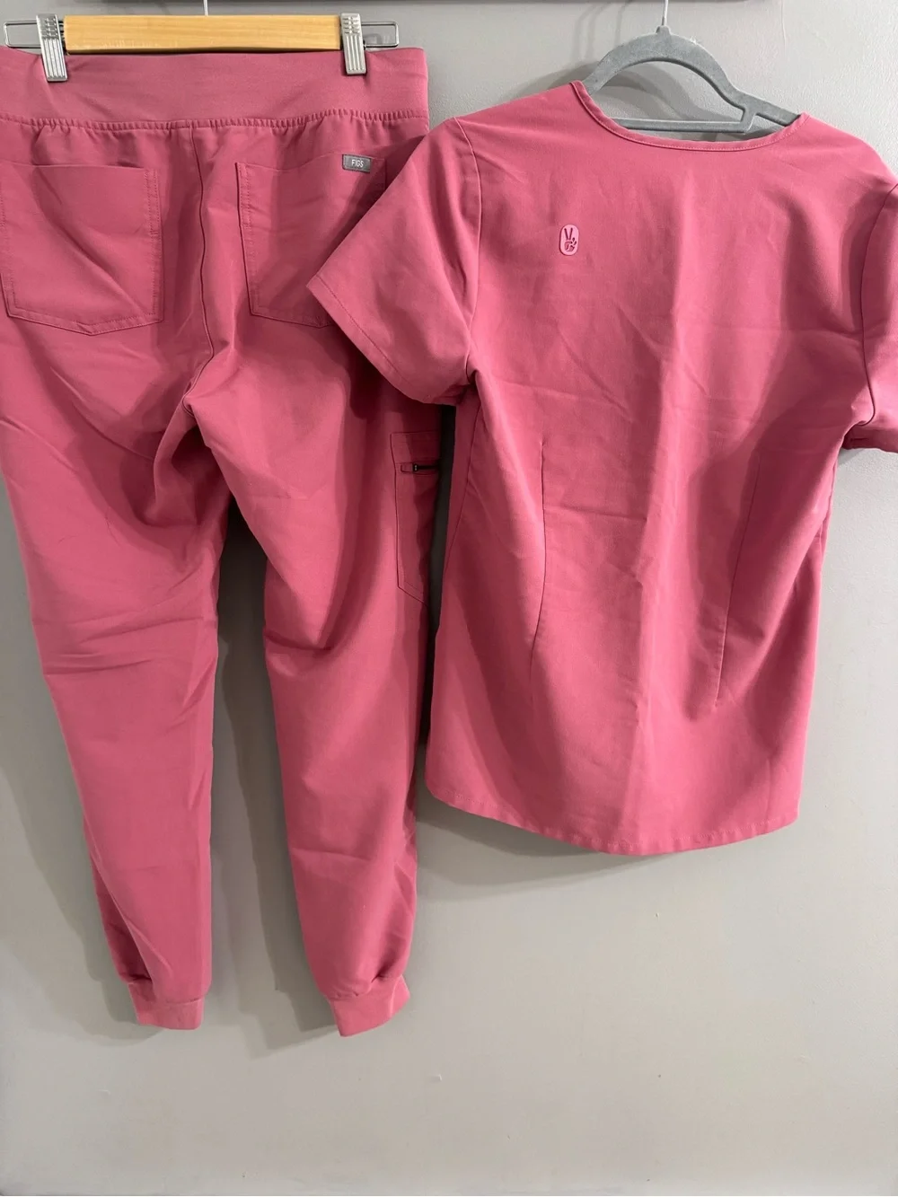 FIGS Rare Peace Out Breast Cancer Dusty Rose Zamora Jogger Set S - Picture 2 of 10